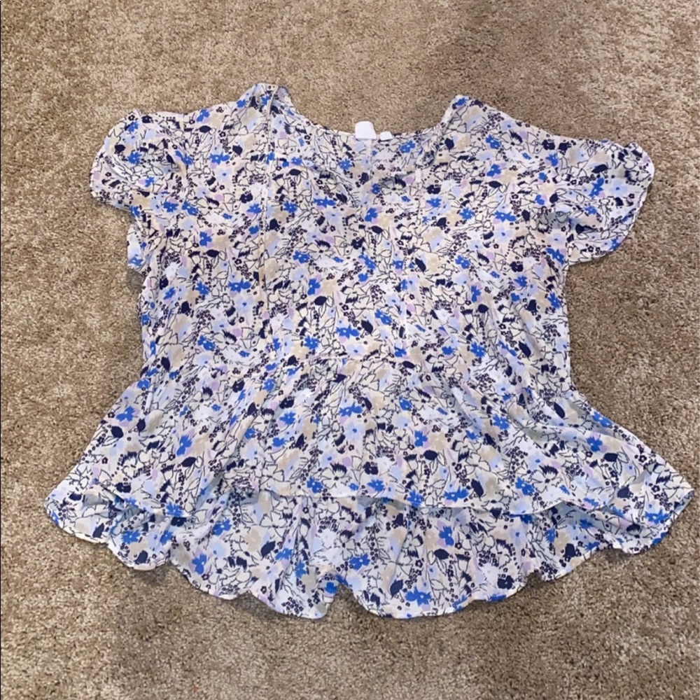Cropped ruffle flower t-shirt kind of v neck